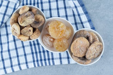 Kasede, çay havlusunda, mermer arka planda çeşitli kurutulmuş meyveler var. Yüksek kalite fotoğraf