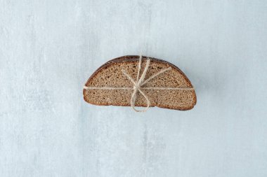 Çavdar ekmeği, halat taş yüzeyiyle bağlanmış. Yüksek kalite fotoğraf