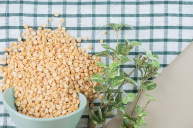 Beton zemin üzerinde seramik bir fincanda sarı bezelye çekirdeği. Yüksek kalite fotoğraf