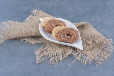 Arka planda taze, ev yapımı tatlı rulo manzarası