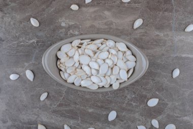 Mermer arka planda, kâsede nefis bir çekirdek var. Yüksek kalite fotoğraf