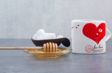 Gri arka planda bal ve şekerli bir fincan çay. Yüksek kalite fotoğraf