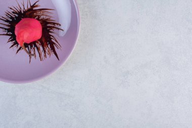 Mor tabakta çikolatalı taze kırmızı armut. Yüksek kalite fotoğraf