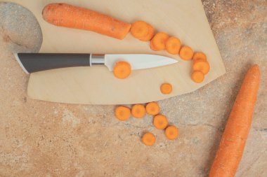 Dilimlenmiş havuç ve bıçaklı tahta kesme tahtası. Yüksek kalite fotoğraf