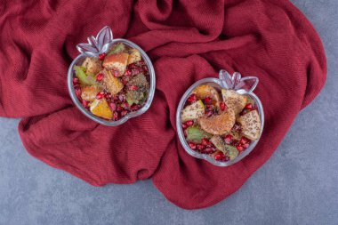 Doğranmış meyve, bitki ve baharatlı salata. Yüksek kalite fotoğraf