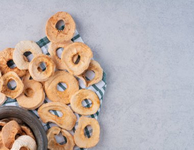 Metalik bir tencerede kurutulmuş elma dilimleri. Yüksek kalite fotoğraf