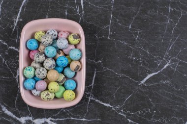 Renkli sütlü çikolata şekerler, mermer arka planda. Yüksek kalite fotoğraf