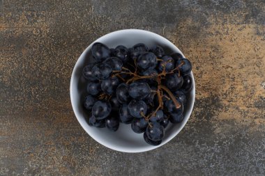 Beyaz kasede taze siyah üzüm. Yüksek kalite fotoğraf