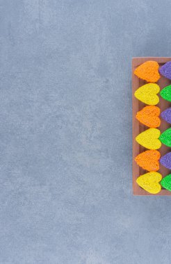 Tahtada renkli kurabiyeler, mermer arka planda. Yüksek kalite fotoğraf