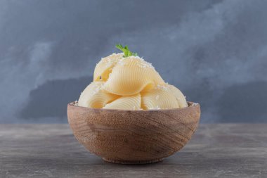 Küçük bir kasede makarna, mermer arka planda. Yüksek kalite fotoğraf