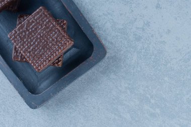 Ahşap tepside mermer zemin üzerinde iki yığın waffle. Yüksek kalite fotoğraf