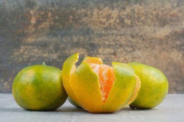 Taş masada olgun taze mandalinalar. Yüksek kalite fotoğraf
