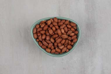 Mavi kasede soyulmamış organik fıstıklar. Yüksek kalite fotoğraf