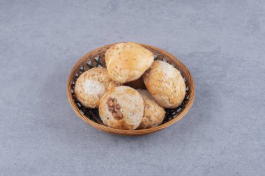 Mermer arka planda bir sepet dolusu kurabiye. Yüksek kalite fotoğraf