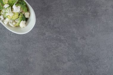 Beyaz kasede dilimlenmiş brokoli ve karnabahar. Yüksek kalite fotoğraf