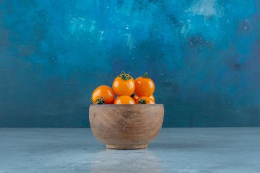 Tahta bardakta sarı kiraz domatesleri. Yüksek kalite fotoğraf