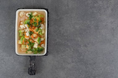 Beyaz tabakta çeşitli sebze dilimleriyle çorba. Yüksek kalite fotoğraf