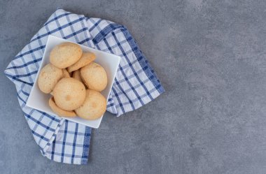 Beyaz kasede yuvarlak lezzetli kurabiyeler. Yüksek kalite fotoğraf