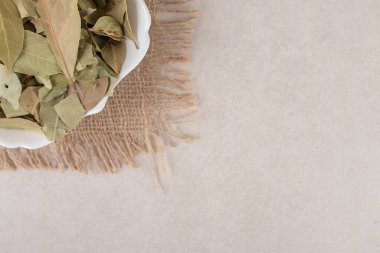 Seramik kasede kurumuş yeşil defne yaprakları. Yüksek kalite fotoğraf