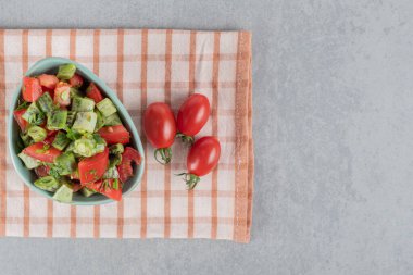 Kırmızı vişneli domates ve yeşil fasulye salatası seramik bir tabakta. Yüksek kalite fotoğraf