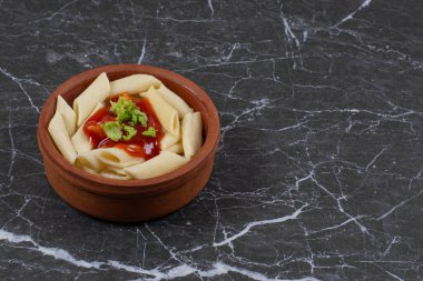 Çömlek kabında ketçap soslu haşlanmış makarna. Yüksek kalite fotoğraf