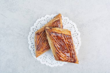 Beyaz arka planda iki taze lezzetli pasta. Yüksek kalite fotoğraf