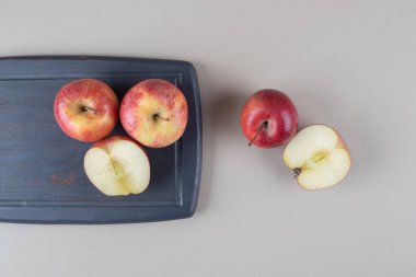 Dilimlenmiş elmalar ve mermer arka planda bir tahtanın yanında. Yüksek kalite fotoğraf