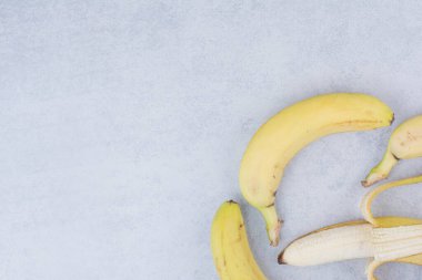 Beyaz arka planda bir sürü olgun meyve muzu. Yüksek kalite fotoğraf