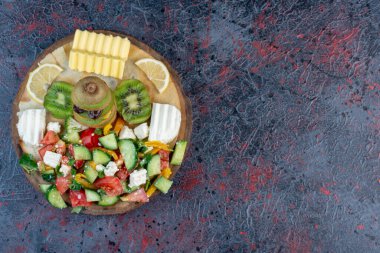 Çeşitli malzemelerle dolu salata tabağı. Yüksek kalite fotoğraf