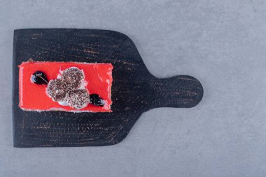 Siyah tahta üzerinde taze pembe pasta manzarası. Yüksek kalite fotoğraf