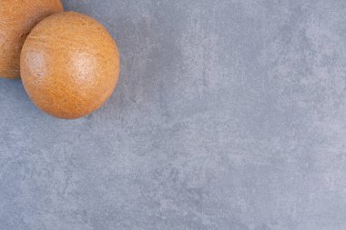 Mermer arka planda iki hamburger çöreği. Yüksek kalite fotoğraf