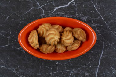 Mermer arka planda, kasede nefis bisküvi var. Yüksek kalite fotoğraf