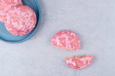 Kurabiyeler mermer arka planda küçük mavi bir tabakta paketlenmiş. Yüksek kalite fotoğraf