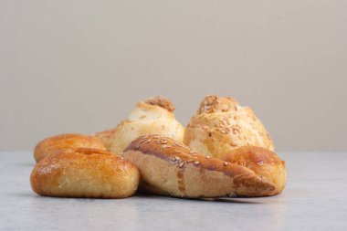 Gri arka planda ev yapımı bisküviler. Yüksek kalite fotoğraf