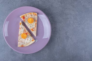 Mor tabakta iki margarita pizza dilimi. Yüksek kalite fotoğraf