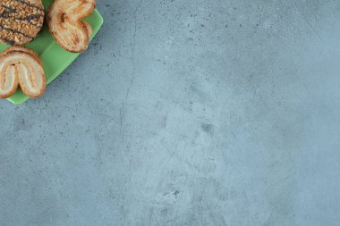 Yeşil tepside mermer arka planda kurabiye çeşitleri. Yüksek kalite fotoğraf