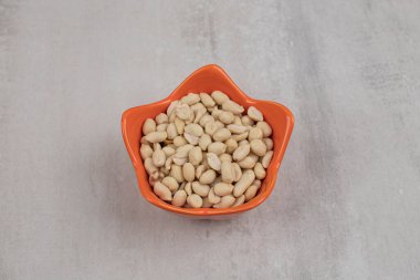 Turuncu kasede organik taze fıstık. Yüksek kalite fotoğraf