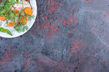 Siyah arka planda beyaz bir tabakta sebze karışımı. Yüksek kalite fotoğraf