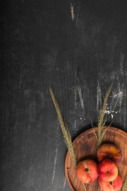 Masa arkasında taze şeftaliler.