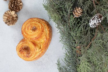 Beyaz arka planda Noel çam kozalakları olan tatlı bir pasta. Yüksek kalite fotoğraf