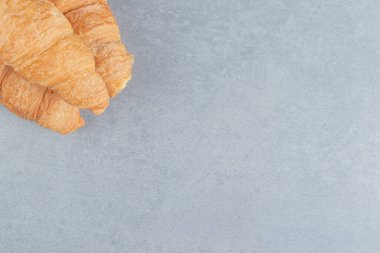 Mermer zemine istiflenmiş üç kruvasan. Yüksek kalite fotoğraf