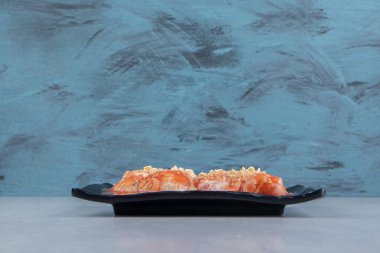 Lezzetli ketçap ve et, tahtada, beyaz arka planda. Yüksek kalite fotoğraf