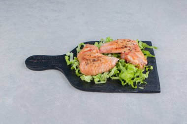 Dişsiz yeşillikler ve beyaz arka planda çiğ et. Yüksek kalite fotoğraf