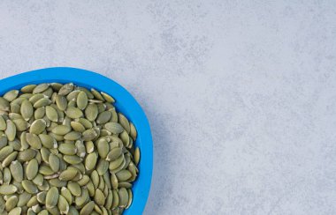 Beton zeminde izole edilmiş kabak tohumları. Yüksek kalite fotoğraf