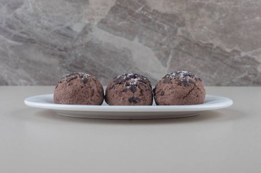 Mermer arka planda bir tepside çikolatalı kurabiye servisi. Yüksek kalite fotoğraf