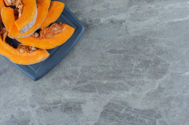 Tahtada pişmemiş balkabağı, mermer arka planda. Yüksek kalite fotoğraf