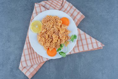 Beyaz tabakta kalp şeklinde makarna ile ev yapımı akşam yemeği. Yüksek kalite fotoğraf