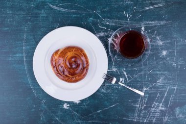 Beyaz tabakta hamur işi çörekli bir fincan espresso. Yüksek kalite fotoğraf