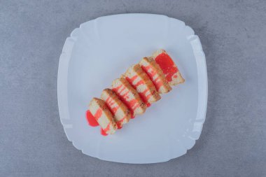 Pembe soslu ev yapımı kek dilimleri. Yüksek kalite fotoğraf