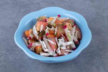 Lezzetli sebzeler bir kasede, mermer arka planda. Yüksek kalite fotoğraf